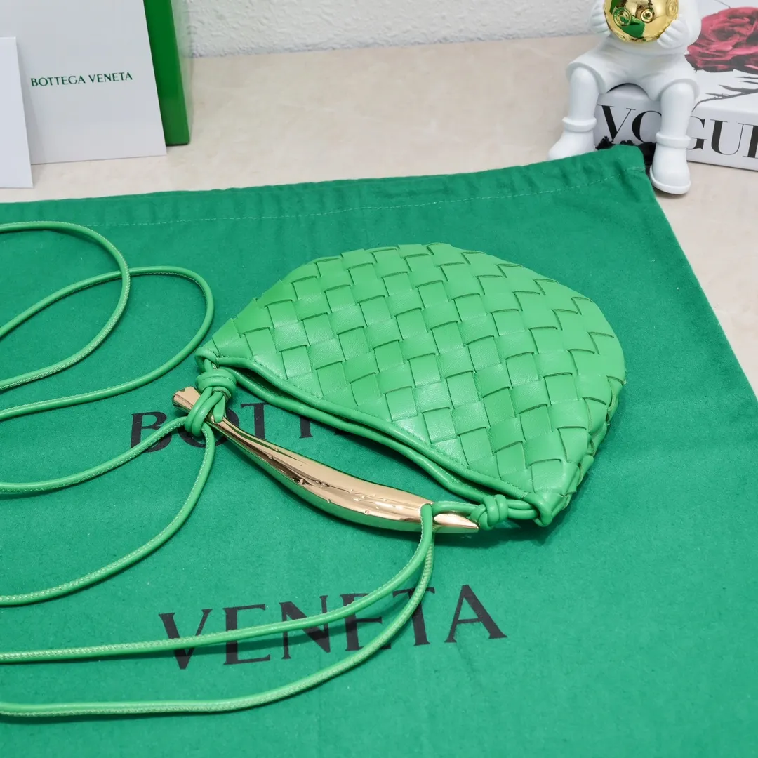 Batch of 1260 BV Mini Sardine is coming‼ ️Super high-end, stainless steel hardware + 24k real gold plating process, fish scales (concave and convex positions) are the finishing touch, the sardine bag that can be carried cross-body is completely beautiful to the heart. The metal element handle and weaving are perfectly combined to completely integrate the artistic sense and elegance and fashion. It is really like a work of art🏺The large size is elegant, the small size is exquisite and cute, a must-have item for fashionistas, and the details are perfectly reproduced. Style number: 6680# Size 20*12*2.5